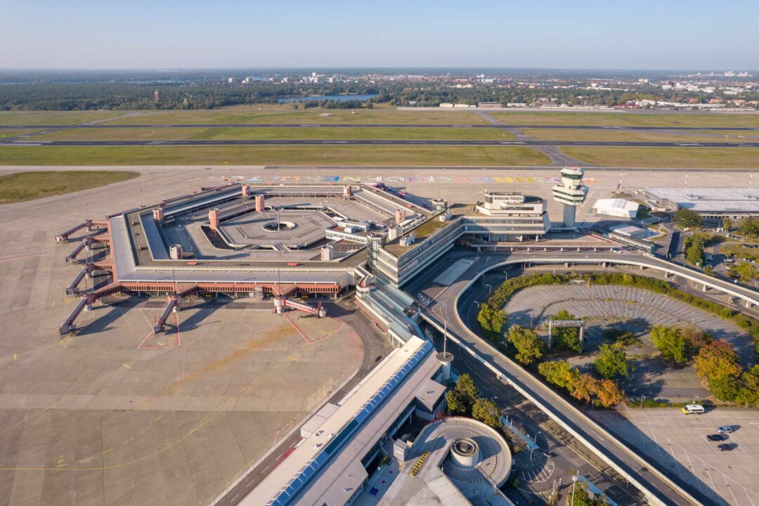 Ehemaliger Flughafen Tegel mit Hexagon / Gates und Start-Landebahnen , Hauptgebäude und Tower aus der Vogelperspektive