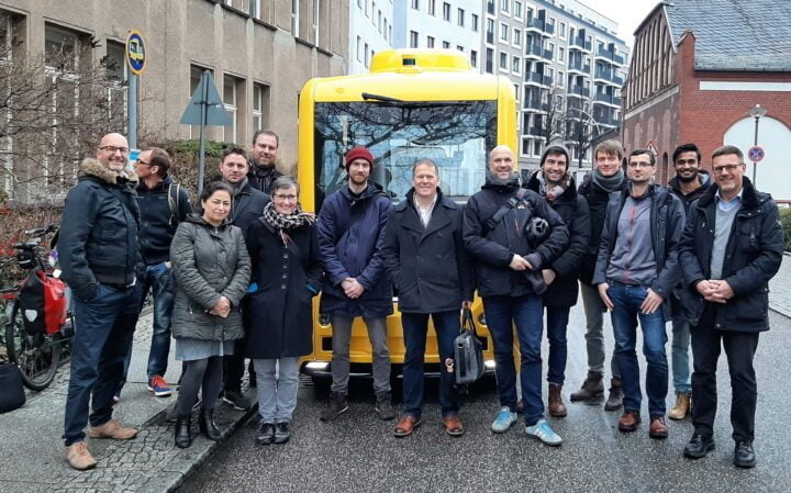 Projektteam vor dem autonomen Bus auf dem Charite Campus