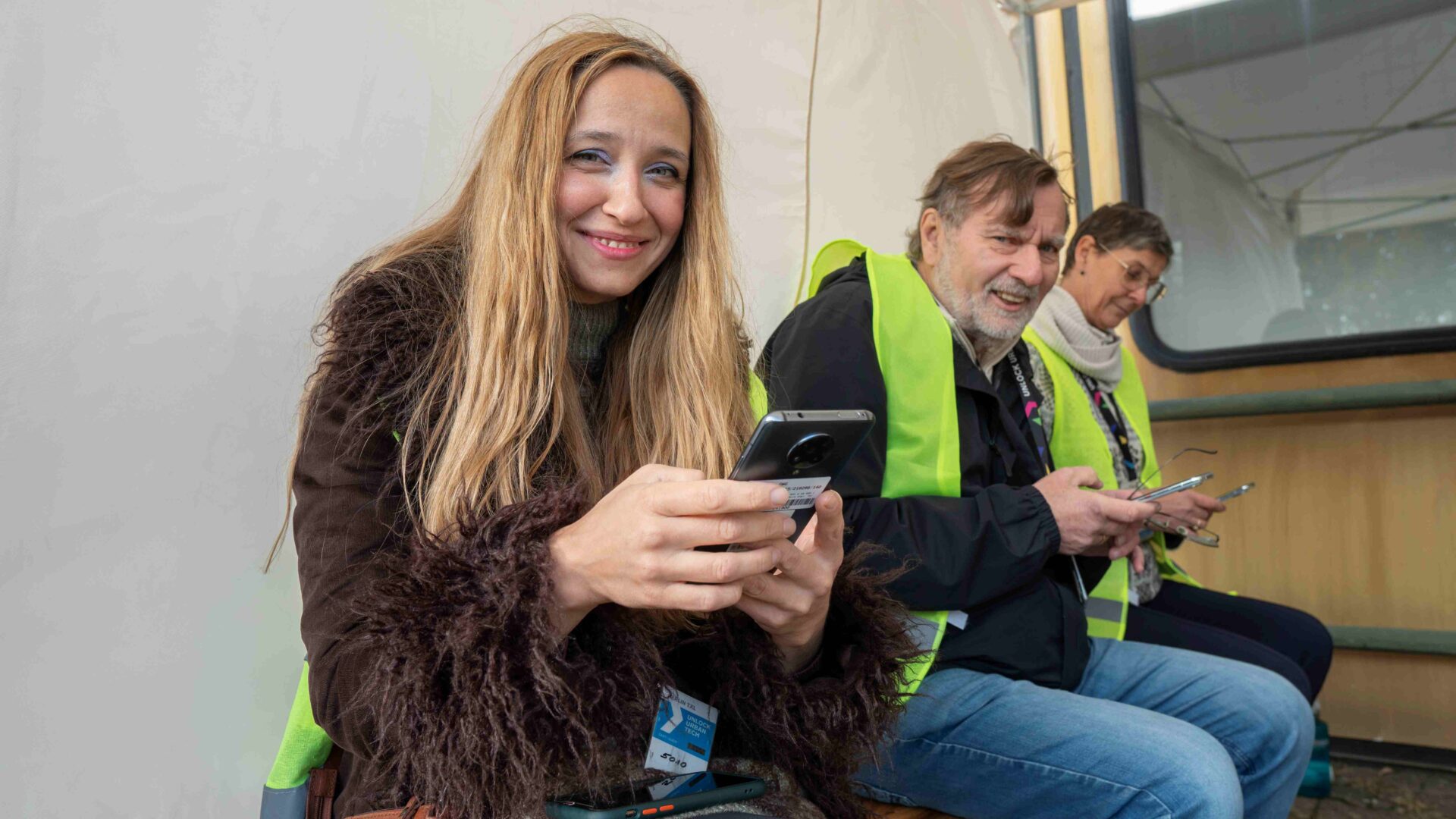 Foto Probanden beantworten Fragen am Handy