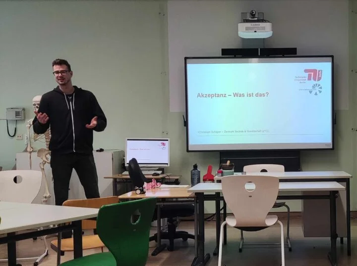 Moderator Christoph Schäper speaking in front of the primary school class