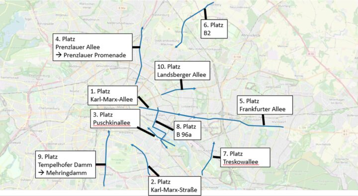 Das Bild zeigt eine Karte von Berlin mit den top10 Stauschwerpunkten der Stadt ohne Betrachtung der Stadtautobahnen. Die betreffenden Straßenabschnitte sind blau eingefärbt. Dazu stehen jeweils Informationen zum belegten Platz (1 bis 10) und zum Ort, zum Beispiel Platz 1 Karl-Marx-Allee, Platz 2 Karl-Marx-Straße oder Platz 10 Landsberger Allee.