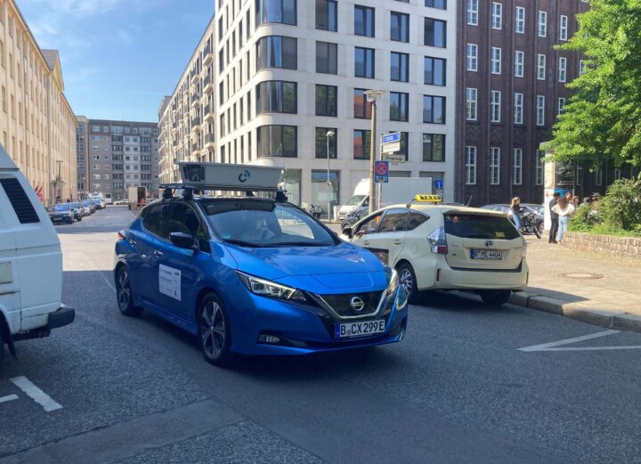 Blaues Scan-Fahrzeug für die Berliner Parkdatenanalyse 2022