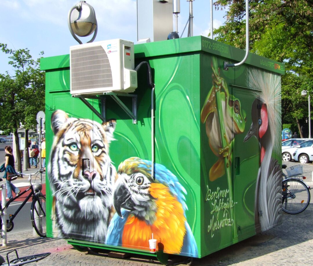 Air measurement container painted with animal pictures (parrot and lion) at Hardenbergplatz