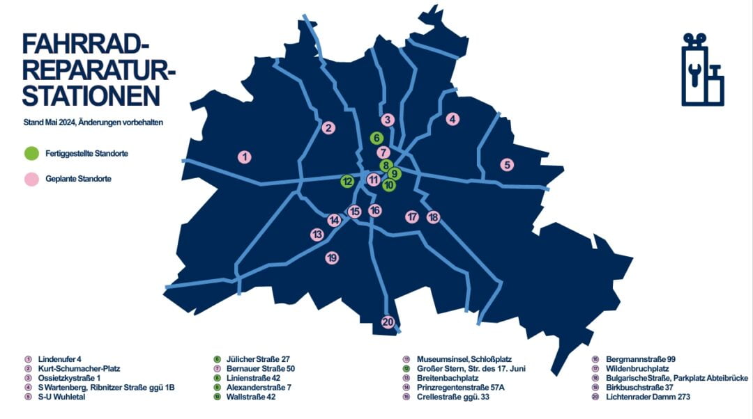 Eine einfache grafische Karte mit den Umrissen von Berlin und Linien zur Abgrenzung der einzelnen Stadtteile, die Überschrift lautet "Fahrradreparaturstationen Stand Mai 2024". Auf der Karte sind Punkte in zwei Farben eingetragen, die von 1 bis 20 durchnummeriert sind. 5 Punkte sind grün, das sind fertiggestellte Standorte, und der Rest sind rosa gefärbt. Dabei handelt es sich um geplante Standorte. Am unteren Bildrand sind alle Zahlen erneut aufgelistet, daneben stehen die jeweiligen Straßennamen, zum Teil mit Hausnummern. Zum Beispiel ist "Jülicher Straße 27" schon fertig und Ossietzkystraße 1 momentan geplant.